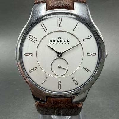 Relógio Skagen masculino 34mm mostrador branco tom prata pequenos segundos 433LSL1 nova bateria AB - Imagem 1 de 4