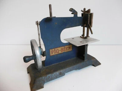 ANCIEN JOUET - MACHINE A COUDRE D'ENFANT "PIC BIEN" EN TÔLE - POUR DOCUMENT - Photo 1/4