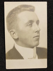Retrato de hombre guapo RPPC primer plano foto postal antigua real - Imagen 1 de 2