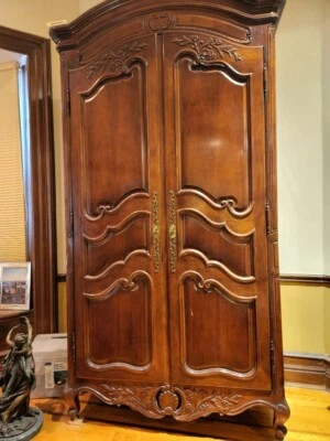 Armario de dos puertas French Country Henredon ornamentado en muy buen estado. Foto 1 de 4