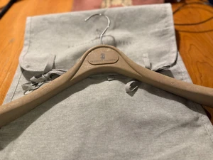 Brunello Cucinelli SUIT HANGER AND Linen Dust Bag Travel Storage Cover PURSE - Afbeelding 1 van 6