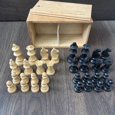 Staunton vintage? Juego de ajedrez de madera piezas fondo de fieltro hecho en Francia en caja de madera Foto 1 de 4