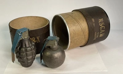 Dos granadas de práctica de la Segunda Guerra Mundial y bote de práctica vacío Foto 1 de 4