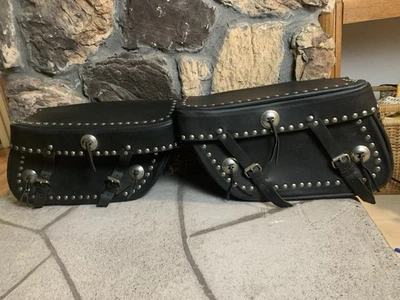 OEM HARLEY DAVIDSON DYNA FXD FXDL FXDS ALFORJAS DE CUERO INCLINADAS CON TACHUELAS PAR Foto 1 de 4