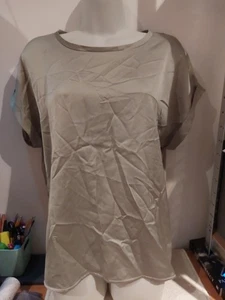 Vila. Grünes Satin T-Shirt.  Größe 14 - Bild 1 von 7