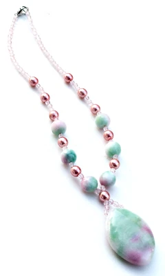 Colgante de piedras preciosas de cuarcita teñida con collar de 16" con cuentas de cuartos y perlas.   Nuevo sin etiquetas Foto 1 de 3