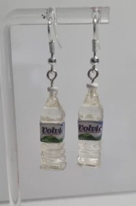 Coppia Orecchini Quadrati Bottiglia Acqua Volvic Fatti a Mano 4 cm Divertente Luce Festa - Foto 1 di 2