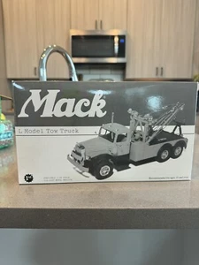 1st gear 1/34 mack Tow Truck - Picture 1 of 5