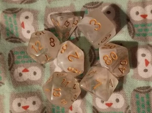 ~ Beautiful Gaming Dice Set of 7 D&D D and D Dice Clear Swirl Gold Numbers DND - Picture 1 of 2