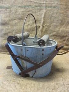 Cubo de fregona galvanizado vintage con rodillos de madera antiguo cubo barril 9403 - Imagen 1 de 1