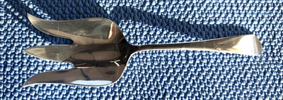 Servidor grande de ensaladas o carne Old Newbury forjado a mano ONC plata esterlina 126 gramos Foto 1 de 4