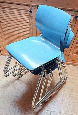 5 stapelbare Stühle, Metallgestell Sitzfläche aus blauem Holz - Bild 1 von 3