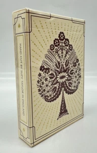 Papercuts: Intricate carte da gioco tagliate a mano di Suzy Taylor - Foto 1 di 8