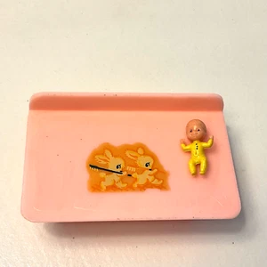 Vintage Renwal Dollhouse Furniture Plastic Bath Changing Table Pink with Baby - Picture 1 of 9