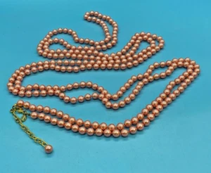Collana di perle rosa simulate lunghezza ginocchio lunga 100" firmata Joan Rivers NUOVA - Foto 1 di 10