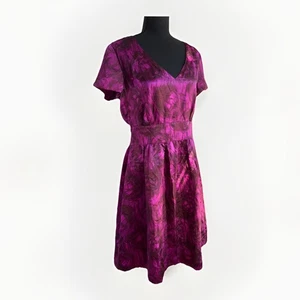 Vestido BANANA REPUBLIC 100 % Seda Púrpura Oscuro Floral Ajuste Acampanado Forrado Cuello en V Talla 10 - Imagen 1 de 14