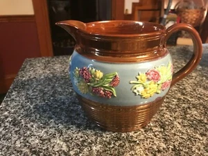 HERMOSA JARRA/JARRA DE LECHE POLICROMADA DE BRILLO REDONDO DE COBRE, ¡DECORADA EN RELIEVE! - Imagen 1 de 12