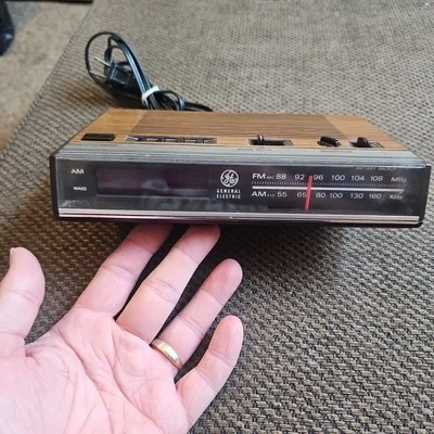 Reloj/radio digital AM/FM General Electric vintage modelo GE 7-4624B probado funciona Foto 1 de 4