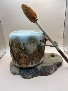 Tambor y mazo de mano Taos Pueblo hecho a mano de 2 caras firmado - Imagen 1 de 8