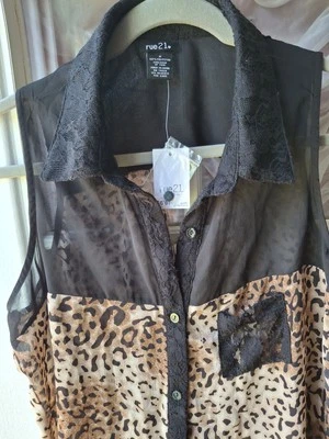 Blusa Rue 21 Estampado Leopardo Talla M Negra Cuello Encaje Bolsillo Botón Drapeado Foto 1 de 4