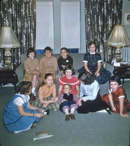 Foto realista estéreo vintage diapositiva 3D SALA DE ESTAR 9 niñas 1 niño - Imagen 1 de 2