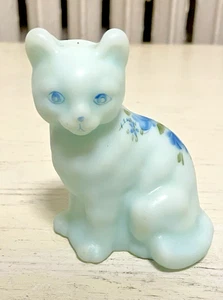 Fenton Cat pintado a mano vidrio vintage azul firmado EE. UU. - Imagen 1 de 4
