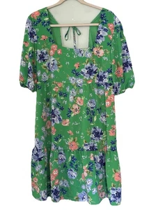 BCBG Paris grünes geblümtes Kleid zum Binden Größe Large Rüschensaum kurze Ärmel - Bild 1 von 7