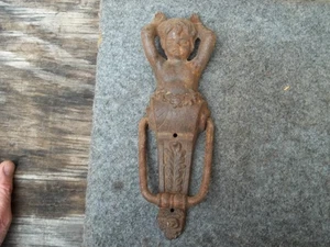 Vintage 10,25"L geprägter verzierter Gusseisen Mädchen Dame Türklopfer KOSTENLOSER VERSAND - Bild 1 von 5