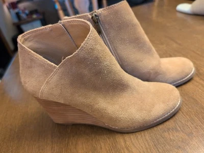 Botas al tobillo Lucky Brand Yakeena para mujer talla 8,5 tacón de cuña gamuza topo Foto 1 de 4