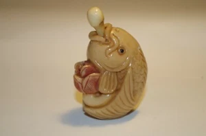 Snuff Bottle pescado tallado en nuez de taguán talla asiática 6cm firmado - Imagen 1 de 10