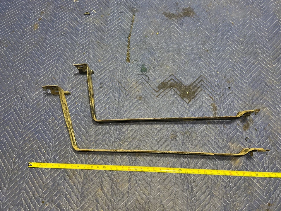 Par de soportes de montaje de correas para tanque de combustible de gasolina Volvo S60R V70R 2005-2007 OEM #1342EM Foto 1 de 4