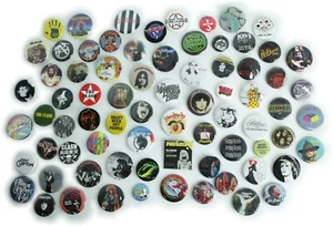 70er Jahre Musik Band Buttons Pins Anstecker 80 DESIGNS Mix & Match Geschenke - Bild 1 von 137