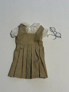 American Girl Puppe Rund Drahtrand Brille Khaki Plissee Pullover Weiß Knopfleiste - Bild 1 von 13