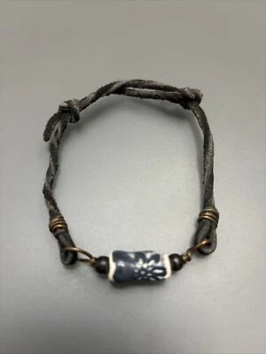 Pulsera de cuero rústica hecha a mano 1 cuenta de cerámica hecha a mano única en su clase Foto 1 de 4