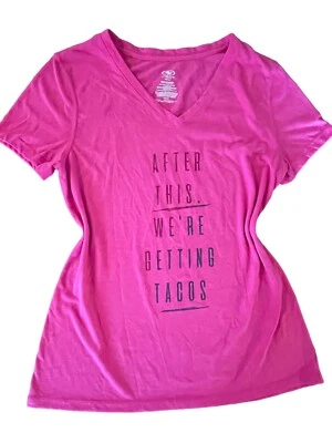 Camiseta Athletic Works "After This We're Getting Tacos" Rosa Cuello en V Med Foto 1 de 3