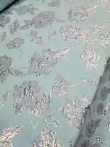 "Silber und Aqua Blau Metallic Brokat Stoff mit geprägter Textur Meterware - Bild 1 von 14