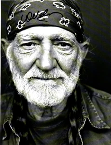 Willie Nelson Signed 8.5x11 photo Highwaymen 3x HOF 15x Grammy Grand Ole Opry - Picture 1 of 2