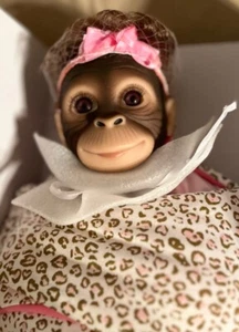 Ashton Drake Galleries " Snuggle Suri " In Bunting Monkey Puppe NEU - Bild 1 von 3
