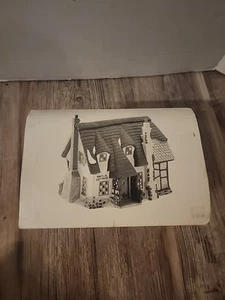 #5553-0 Dept.56 Heritage Village Dickens' Series Oliver Twist "Maylie Cottage” - Picture 1 of 3