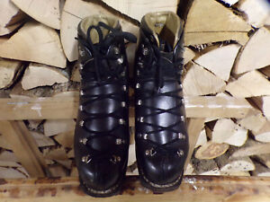 Anciennes chaussures de ski en cuir noir,marque Trappeur,montagne,neige