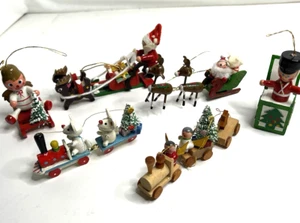 6 Vintage handbemalte Holz Weihnachtsschmuck Weihnachtsmann Schlitten Engel Zug - Bild 1 von 7