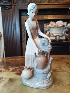 Lladro NAO "Girl at the Water Fountain" #136 11 1/2" Figurine - Picture 1 of 6