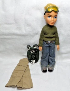 POUPÉE BRATZ - DOLL GARÇON BOY CAMERON AVEC VETEMENTS ET SAC + LUNETTE - MGA - Picture 1 of 5