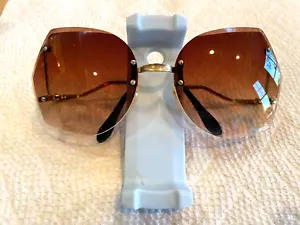 Vintage VENTURA Sunglasses w/ Brown Tint Lens Retro Bold Fashion - Picture 1 of 9