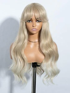 JOEDIR HAIR JONAN gewellte Perücke mit Pony 26 Inch in T24Y/56E Kunsthaar - Bild 1 von 5