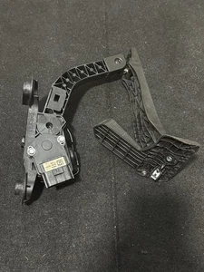 2014-2019 Kia Soul Accelerator Gas Pedal Assembly OEM 35190-2DCOO - Picture 1 of 5