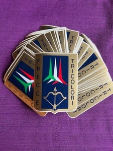 LOTTO 50 pz. ADESIVO ORIGINALE FRECCE TRICOLORI - ALTO VALORE cm 10,4 x 7,6 - Foto 1 di 2