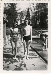 ALTES FOTO - VINTAGE SNAPSHOT - PAAR POOL BADEANZUG - SWIMSUIT - Bild 1 von 1