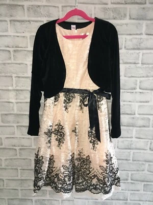 NUEVO CON ETIQUETAS VESTIDO DE ENCAJE ROSA RUBOR PARA NIÑAS TALLA 10 NIÑOS CON TERCIOPELO NEGRO ENCOGIMIENTO DE HOMBROS  Foto 1 de 4