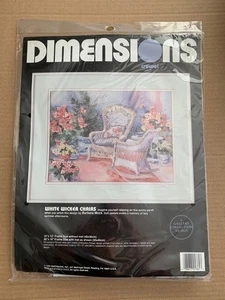 Kit de agujas Dimensions Crewel sillas de mimbre blanco florales 16” X 12” 1381 nuevo - Imagen 1 de 3